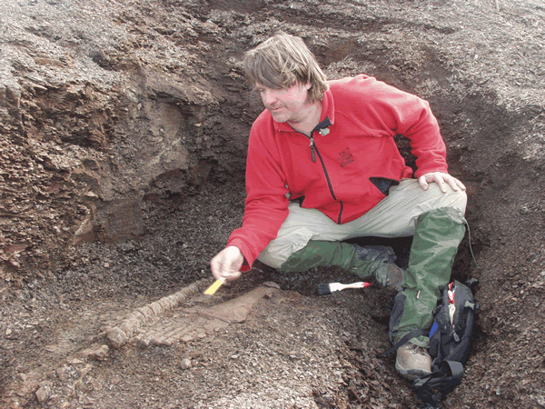 [Dr. Hurum with a fossil discovery]