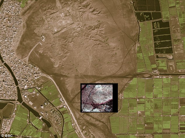 View from above of the modern city of San El Hagar with an inset showing the location of Tanis